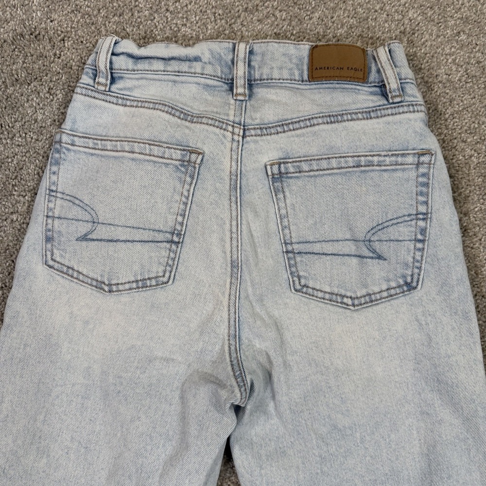 American Eagle Strigid Mom Jeans Light Wash Straight Leg High Rise Size 000 x 31 - Picture 8 of 8